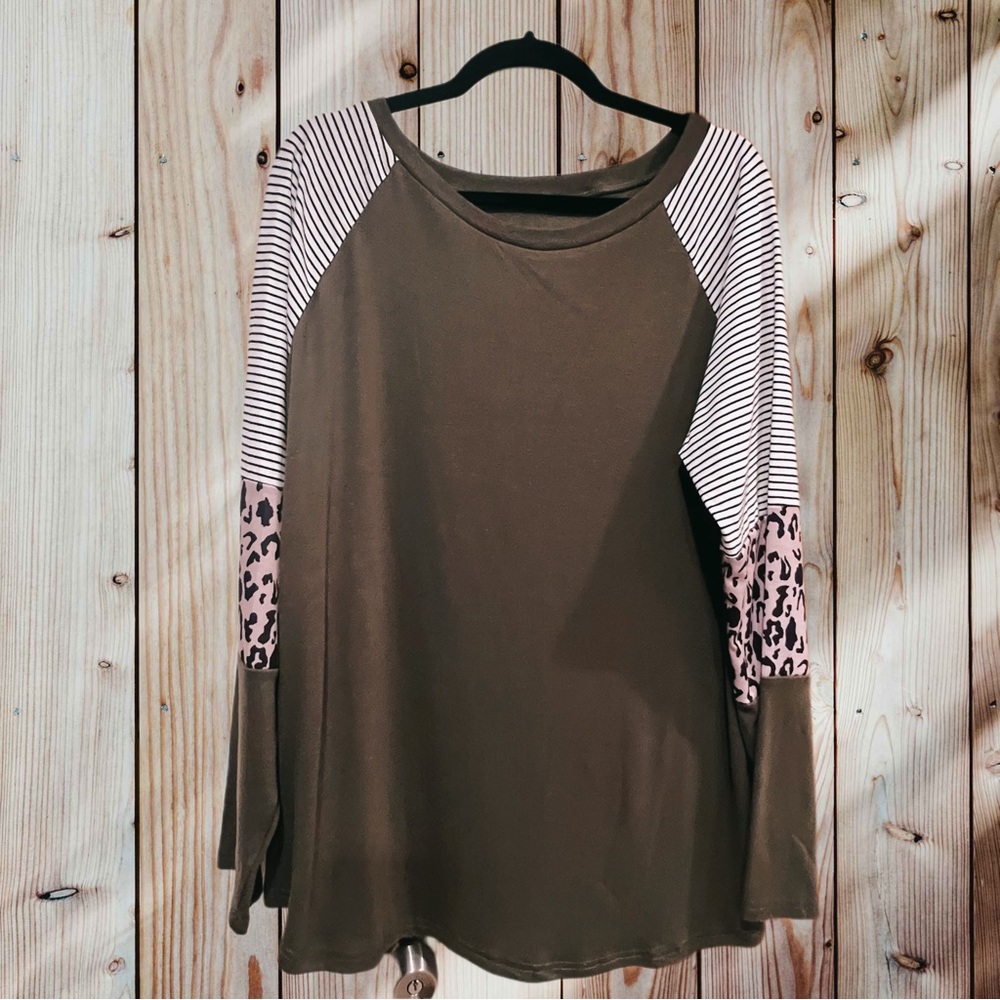Raglan style long sleeve shirt. Size 2X - Picture 4 of 10